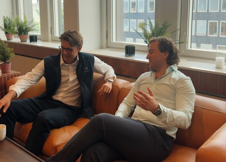 Team members having a conversation on a sofa at the Vantir office